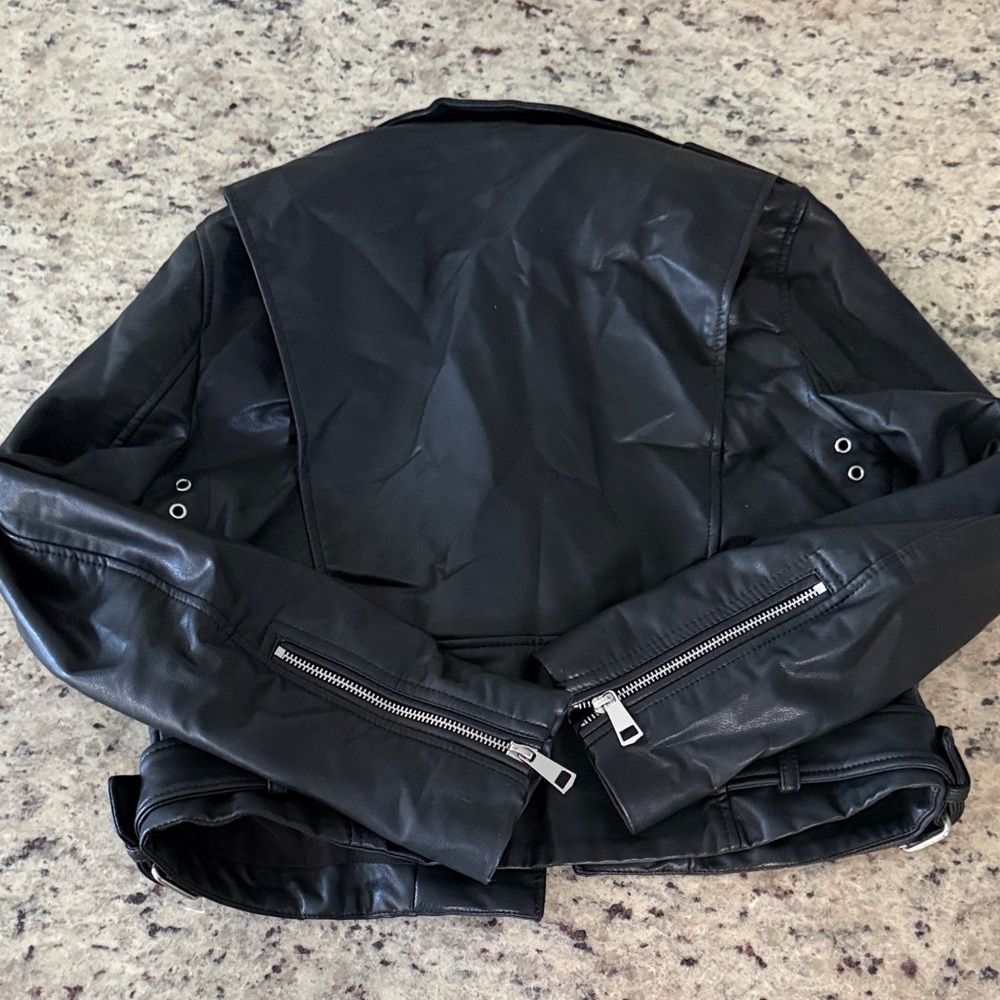 Zara Black Faux Leather Biker Jacket with Silver Hardware, cropped Mid-waist - Picture 6 of 8